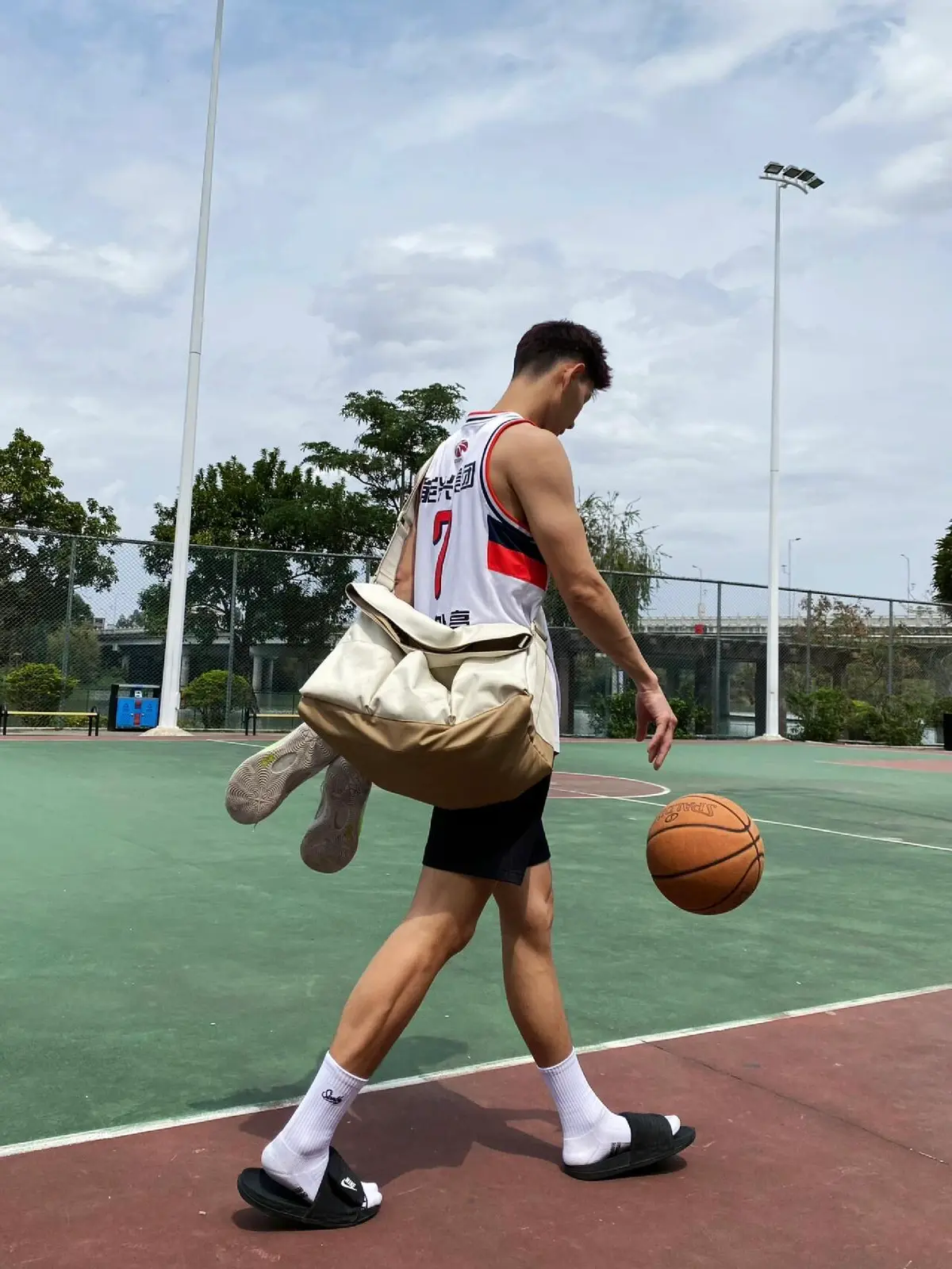 篮球体育生的训练日常黑白漩涡